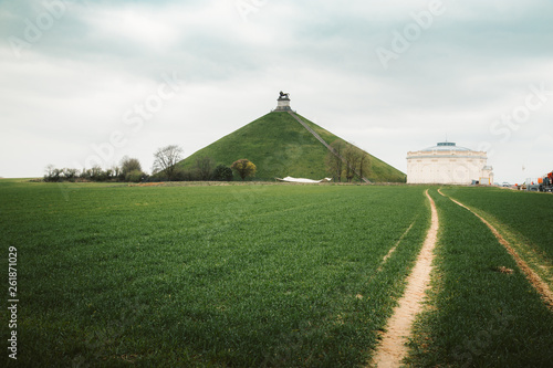 Fotografía Famous Lion's Mound memorial site at the battlefield of Waterloo with dark cloud