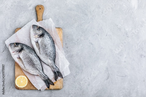 Fotomural Fresh raw dorado fish with spices