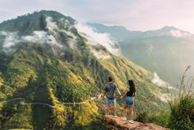 The Couple Greets The Sunrise In The Mountains. Man And Woman In The Mountains. Man And Woman Holding Hands. The Couple Travels Around Asia. Travel To Sri Lanka. Serpentine In The Mountains. Honeymoon