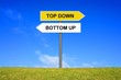 Schild Wegweiser zeigt Top Down Bottom Up