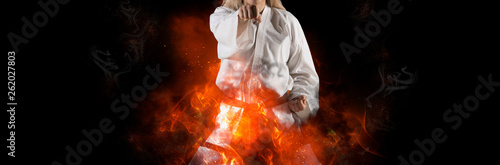 Plakaty Taekwondo  kobieta-w-bialym-kimonie-z-czarnym-paskiem