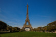 Der Eiffelturm in Paris bei Tag vom Park aus