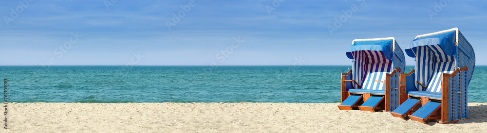 Strandpanorama mit zwei blauweissen Strandkörben - obrazy, fototapety, plakaty 