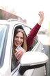 Junge Frau freut sich über ihren erhaltenen Führerschein