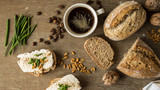 Fototapeta Kuchnia - Świeże kanapki z kawą leżące na drewnianej desce