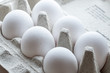 Weiße Eeier in Eierkarton