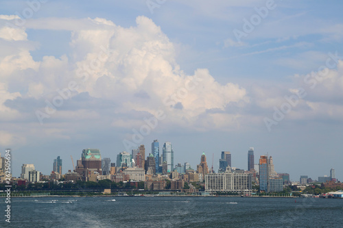Fotografía New York city on a gloomy day - panorama view from the water