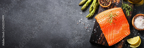 Fotografía Salmon fillet with ingredients for cooking - fresh vegetables a