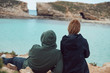 Para na tle błękitnej zatoki, Błękitna laguna Comino Malta 