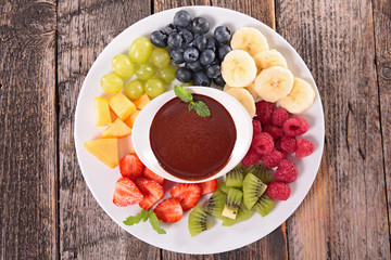 Wall Mural - fruits and chocolate sauce