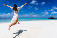 Glückliche Frau In Weißem Sommerkleid Läuft An Einem Tropischen Paradies Strand Und Genießt Ihren Urlaub Auf Den Malediven