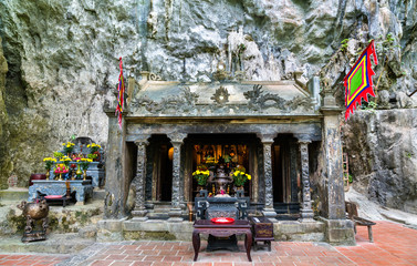 Canvas Print - Den Tran Buddhist temple at Trang An scenic area in Vietnam