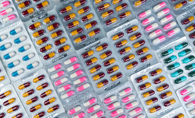 Canvas Print - Top view of colorful antibiotic capsule pills in blister pack. Antibiotic drug resistance. Pharmaceutical industry. Pharmacy drug store background. Global health care.  Antimicrobial capsule.