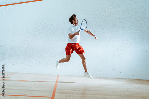 Dekoracja na wymiar  widok-pelnej-dlugosci-sportowca-z-rakieta-biegnaca-podczas-gry-w-squasha