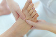 © js-photo - Physiotherapeutin macht Fussmassage, Fussreflexzonenmassage