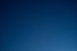 canvas print picture - blauer Nachthimmel nach der Dämmerung, bei Vollmond, ohne Wolken