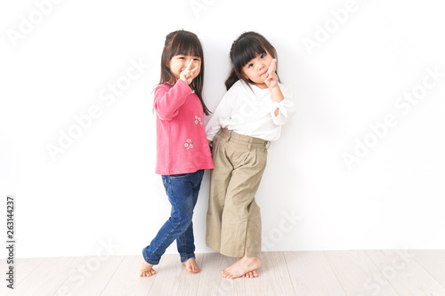 仲良しの女の子 Stock 写真 Adobe Stock 仲良しの女の子 Stock 写真 Adobe Stock