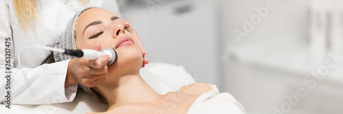 Fotografía Beautiful woman in professional beauty salon during photo rejuvenation procedure