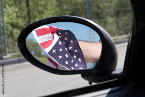 Flagge Von Usa Sichtbar Im Aussenspiegel Von Einem Auto Kaufen Sie Dieses Foto Und Finden Sie Ahnliche Bilder Auf Adobe Stock Adobe Stock