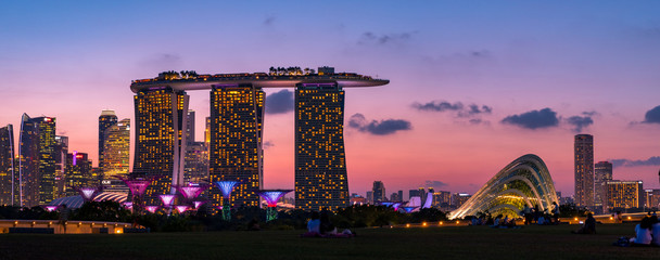 Canvas Print - 2019 March 02 - Singapore, Marina Barrage, View of the city and buildings at dusk.