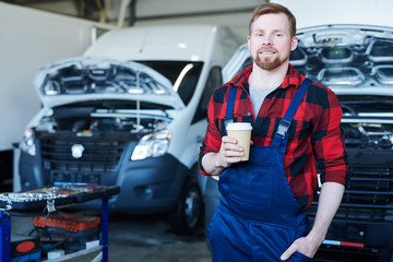 Canvas Print - Mechanic of car service center