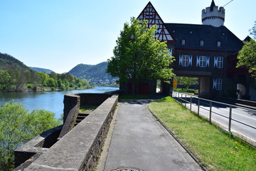 Poster - Vorburg Kobern-Gondorf mit Durchfahrt Moseluferstraße