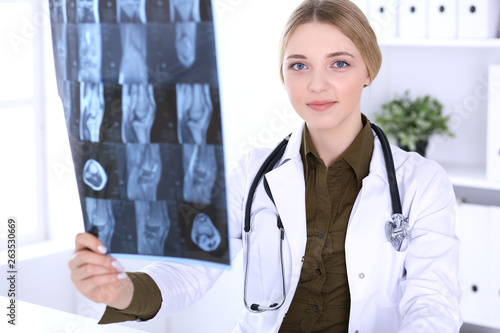 Fotografía Doctor woman examining x-ray picture near window in hospital