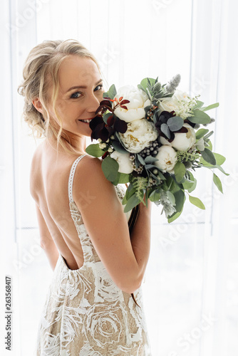 Cuadros en Lienzo Very beautiful and happy bride holds her wedding bouquet of different blooming f