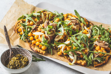 Canvas Print - Green vegan pizza with pesto, chickpeas, champignons and arugula.