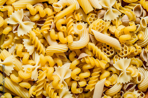 Fotografía Different types of pasta dry.