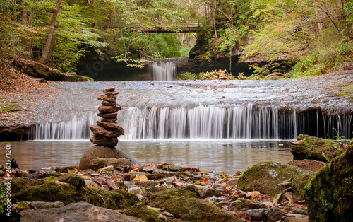 Fotomural A Cairn in front of the Lower Cascades in Glen Helen Nature Preserve - Yellow Sp