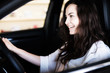 © Wellnhofer Designs - Junge Frau freudig am Steuer in einem Auto