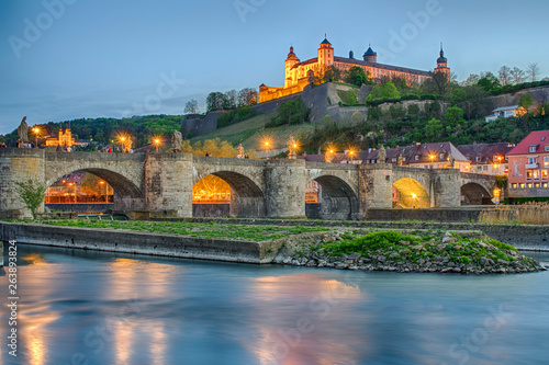 Fotomural Würzburg alte Mainbrücke Festung Marienberg beleuchtet