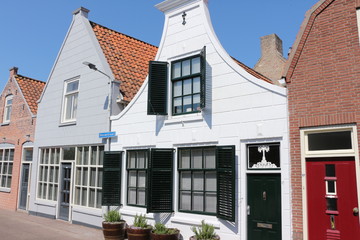 Historische Gebäude im Zentrum von Brouwershaven in Holland