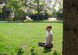 kobieta medytuje w parku