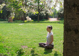 Fototapeta  - kobieta medytuje w parku