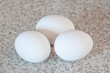 Drei weiße Eier in Küche