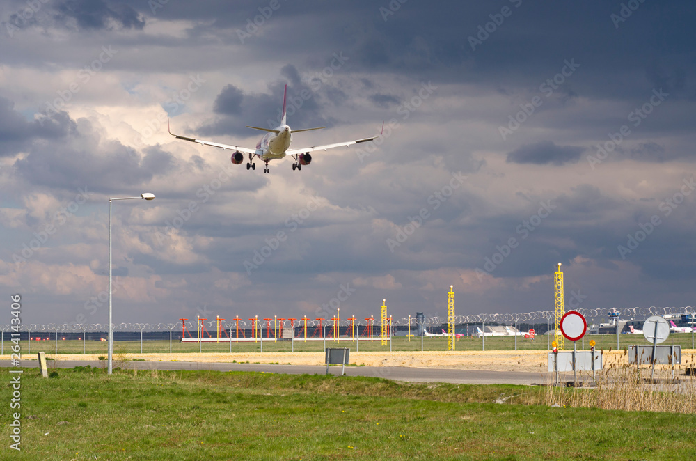 Lądujący samolot na lotnisku - obrazy, fototapety, plakaty 