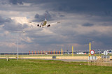 Fototapeta  - Lądujący samolot na lotnisku
