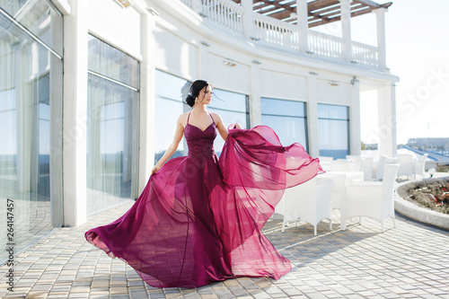 Fotomural Beautiful woman in elegant evening dress