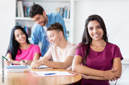 Photo Sympathische Studentin aus Südamerika im Unterricht