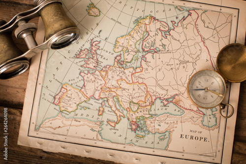 Dekoracja na wymiar  lornetka-i-kompas-na-mapie-europy-z-1870-r-podroze-po-swiecie