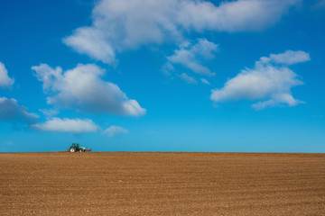 Wall Mural - magnifique paysage de la campagne avec un tracteur à l'horizon