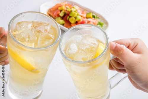 白背景でレモンサワーハイボールで乾杯する歓送迎会ビアガーデン女子会アボカド Stock Photo Adobe Stock 白背景でレモンサワーハイボールで乾杯する歓送迎会ビアガーデン女子会アボカド Stock Photo Adobe Stock