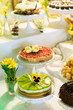 Gustownie nakryte i udekorowane stoły ciastami i ciasteczkami z okazji uroczystości rodzinnych lub spotkań okolicznościowych