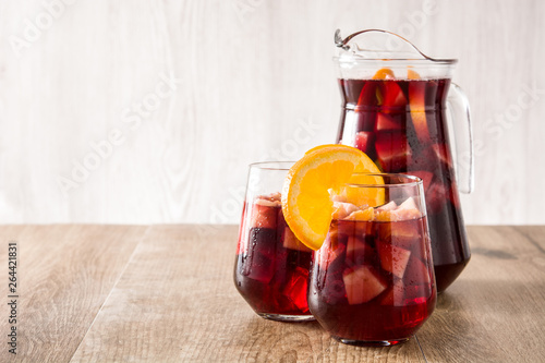 Fotografía Red wine sangria in glasses on wooden table. Copyspace
