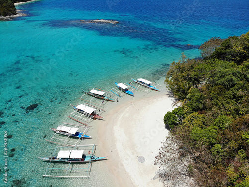 Vue Aerienne D Une Plage Sur Une Ile Paradisiaque Naturelle Au Sable Blanc Et A L Eau Bleu Turquoise Stock Photo Adobe Stock Vue Aerienne D Une Plage Sur Une Ile Paradisiaque Naturelle Au Sable Blanc Et A L Eau Bleu Turquoise Stock Photo Adobe Stock
