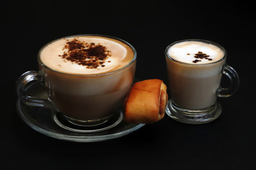 Cappuccino con fetta di torta su sfondo nero, cappuccino with cake slice on black background