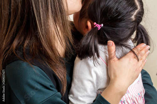 母親が娘をやすって抱きかかえる姿子育てシングルマザー Stock Photo Adobe Stock