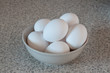 Eier in Keramikschüssel